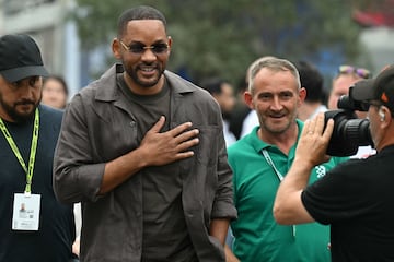 El actor estadounidense Will Smith camina por el paddock de Bakú. 