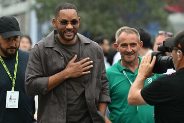 El actor estadounidense Will Smith camina por el paddock de Bakú. 