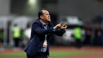 Busan (Korea, Republic Of), 16/06/2023.- Peru's head coach Reynoso Guzman Juan Maximo reacts during a soccer friendly match between South Korea and Peru at Busan Asiad Main Stadium in Busan, South Korea, 16 June 2023. Peru won the game with a score of 1:0. (Futbol, Amistoso, Corea del Sur, Estados Unidos) EFE/EPA/JEON HEON-KYUN