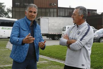 Carlos Quieroz se reune con Gustavo Alfaro en el entrenamiento de Boca Juniors en la ciudad de Bogotá