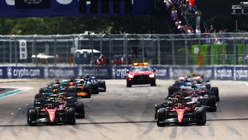 MIAMI, FLORIDA - MAY 08: Charles Leclerc of Monaco driving (16) the Ferrari F1-75 leads Carlos Sainz of Spain driving (55) the Ferrari F1-75 and the rest of the field off the line at the start during the F1 Grand Prix of Miami at the Miami International Autodrome on May 08, 2022 in Miami, Florida. (Photo by Mark Thompson/Getty Images)