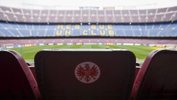 21/04/22 
 Entrenamiento 
 Womens Champions League 
 BARCELONA FEMENINO 
 Pegatina del Eintracht en el Camp Nou