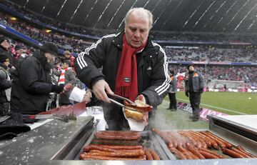 El presidente del Bayern Múnich fue condenado en 2014 a tres años y medio de cárcel por fraude fiscal, en concreto por evadir impuestos por un valor de 27,2 millones de euros. Tras su paso por la prisión ha vuelto a la presidencia del club alemán.