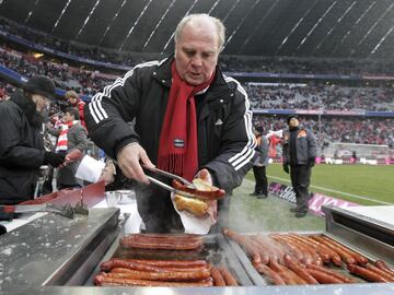 El presidente del Bayern Múnich fue condenado en 2014 a tres años y medio de cárcel por fraude fiscal, en concreto por evadir impuestos por un valor de 27,2 millones de euros. Tras su paso por la prisión ha vuelto a la presidencia del club alemán. 
