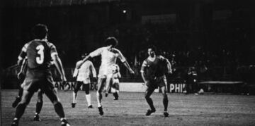 En Madrid todo el mundo recordaba el famoso Honved de Budapest desde donde una impresionante generación de futbolistas magiares casi había conquistado el mundo. Sólo Alemania les supo hacer frente en la final del Mundial de 1954, arrebatándoles la gloria eterna a aquel equipo, llamado Aranycsapat, ‘El equipo de oro’. Dos años después, en 1956, ese equipo jugará un encuentro llamado ‘Partido de la Prensa’, en la que un combinado del Madrid y del Atlético se enfrentó a ellos. El resultado fue espectacular (5-5), dejando un recuerdo imborrable. Así que en 1980, el regreso de aquel equipo trajo los mejores recuerdos. Entonces, y como casi 25 años antes, el Honved estaba de moda: varios de sus componentes formaban parte de la selección húngara. Pero el tiempo pasaso siempre fue mejor. Aunque era un equipo alegre y ofensivo, mostraron un juego embarullado, sin disponer de apenas ocasiones cara a la meta de García Remón. 