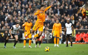 El jugador inglés lanza desde los 11 metros a la izquierda de Dimitrievski y manda el balón al palo. El portero del Valencia tenía los dos pies adelantados de la línea, pero al no intervenir en la pena máxima, no se repite.