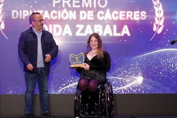 Loida Zabala, haltera paralímpica, recoge el premio Diputación de Cáceres.