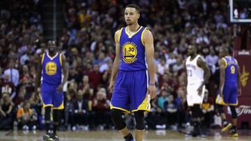 Stephen Curry tuvo un mal tercer partido y su equipo lo pagó.