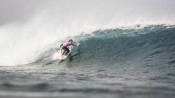 La surfista vasca Leticia Canales surfeando una ola de izquierdas en el Cabreiroá Pro Las Américas, QS1500 de la WSL que se disputa en Tenerife (Canarias).