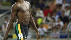 Usain Bolt se lamenta tras su salida nula en los 100 metros de Daegu.. 