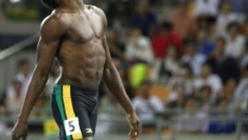 Usain Bolt se lamenta tras su salida nula en los 100 metros de Daegu..