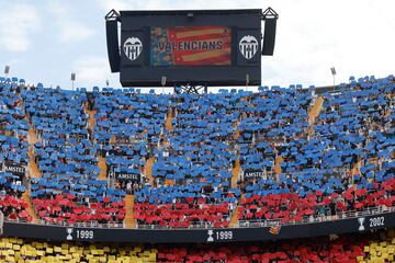 Los colores de la bandera valenciana en lo ms alto de las gradas del estadio de Mestalla antes del partido de la jornada 14 de Liga que disputan el Valencia CF y el Real Betis.