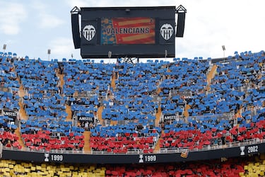 Los colores de la bandera valenciana en lo más alto de las gradas del estadio de Mestalla antes del partido de la jornada 14 de Liga que disputan el Valencia CF y el Real Betis.