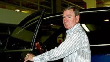 <b>A TODA PASTILLA. </b>Tras dirigir la sesión de trabajo a puerta cerrada en Nueva Condomina, el técnico vasco salió serio y a velocidad de NC.