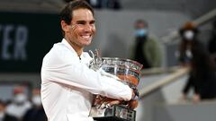 Rafa Nadal posa con el trofeo de campe&oacute;n de Roland Garros 2020 tras derrotar en la final a Novak Djokovic.