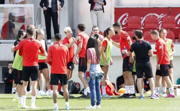 Los jugadores del Atlético de Madrid saludan a las jugadoras del equipo femenino. 