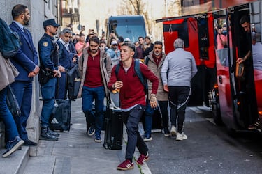 El jugador argentino del Benfica Gianluca Prestianni llegando al hotel en Madrid. 