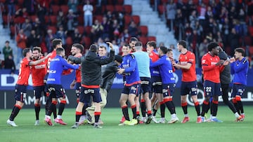 Los jugadores de Osasuna celebran la importante victoria.