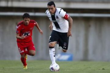 Esteban Paredes supera a Luis Pavez