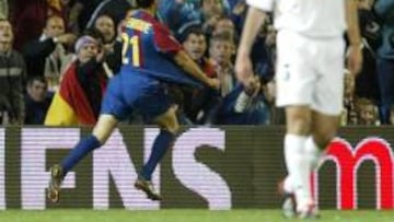 Luis Enrique celebra su gol en el Cl&aacute;sico entre Real Madrid y Barcelona disputado el 20 de abril de 2003 en el Santiago Bernab&eacute;u ante Zinedine Zidane.