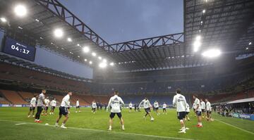 El grupo de jugadores se ejercita en San Siro.