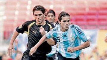 <b>PUGNA. </b>Jonathan Soriano corre tras Gago, ayer en el Camp Nou.