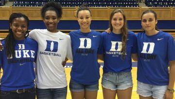 Ángela Salvadores (derecha), con algunas de sus nuevas compañeras en la Universidad de Duke.