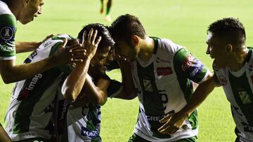 Bolivia&#039;s Oriente Petrolero player Carlos Enrique Anez (R) celebrates after scoring against Bolivia&#039;s Wilstermann during their Copa Libertadores football match at the Ramon Aguilera Costas Stadium, in Santa Cruz, Bolivia on February 1, 2018. / A