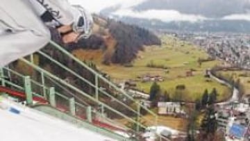 <b>PUEBLO DE AÑO NUEVO. </b>Panorámica de Garmisch durante los saltos. alevines seguirán encandilando con su juego