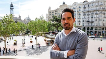 Vicente Rodríguez posa en el balcón del Ayuntamiento de Valencia.