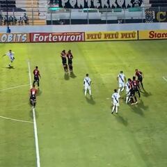 El confuso tiro libre de Araos en Brasil: ¿gol suyo o autogol?