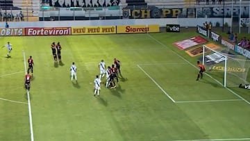 El confuso tiro libre de Araos en Brasil: ¿gol suyo o autogol?