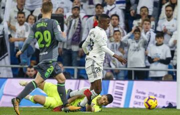 Vinicius is challenged by Real Sociedad goalkeeper Gerónimo Rulli.