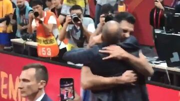 El emotivo abrazo entre Scola y Ginobili en el festejo argentino