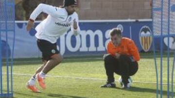 Éver Banega, lesionado, sigue al margen del grupo