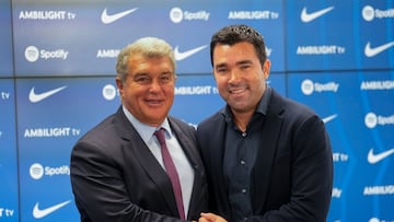 GRAFCAT3877. SANT JOAN DESPÍ (BARCELONA) (ESPAÑA), 13/09/2023.- Anderson Luis de Souza 'Deco' (d), posa con el presidente del FC Barcelona, Joan Laporta (i) durante su presentación como nuevo director deportivo.EFE/ Enric Fontcuberta
