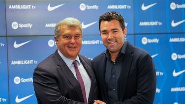 Deco durante su presentación como director deportivo del Barcelona junto a Joan Laporta.