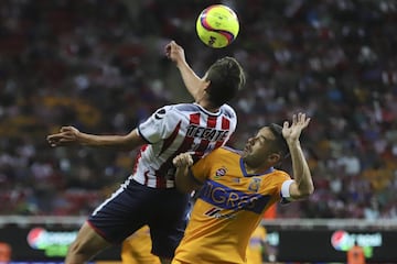 Los Tigres derrotaron 0-2 a las Chivas, en Houston, en otro de los duelos amistosos entre clubes de la Liga MX para aprovechar la Fecha FIFA. Enner Valencia fue la gran figura del encuentro al anotar un doblete y definir la denominada &#039;Copa de Campeones&#039;, llamada as&iacute; por ser un partido entre los &uacute;ltimos dos monarcas de la Liga MX.