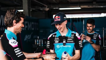 Máximo Quiles recibe de manos de Nico Terol su tarta de 18 años.