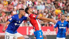 GIRONA, 20/08/2023.- El defensa serbio del Getafe CF Stefan Mitrovic (i) lucha con el uruguayo Cristhian Stuani, del Girona FC, durante el partido de la segunda jornada de Liga en Primera División entre el Girona FC y el Getafe CF hoy domingo en el estadio municipal de Montilivi, en Girona. EFE/David Borrat.
