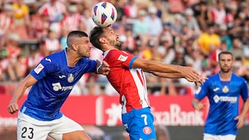 GIRONA, 20/08/2023.- El defensa serbio del Getafe CF Stefan Mitrovic (i) lucha con el uruguayo Cristhian Stuani, del Girona FC, durante el partido de la segunda jornada de Liga en Primera División entre el Girona FC y el Getafe CF hoy domingo en el estadio municipal de Montilivi, en Girona. EFE/David Borrat.
