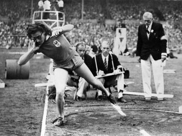 Micheline Ostermeyer lanza peso en los Juegos Olímpicos de Londres 1948.