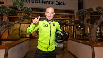 Nino, ayer, nada más llegar a Cádiz. El experimentado delantero del Elche será suplente.