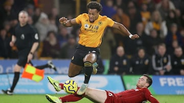 Adama se marcha de Robertson durante un partido contra el Liverpool.