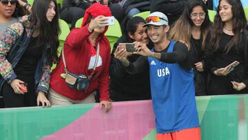 JJPANA250. LIMA (PER&Uacute;), 25/07/2019.- Ian Satterfield (d) de Estados Unidos posa con aficionada luego del encuentro ante Trinidad y Tobagoeste jueves en un juego de voleibol de playa durante la segunda jornada de los Juegos Panamericanos Lima 2019, en la Costa Verde en Lima (Per&uacute;). Los Juegos Panamericanos se disputar&aacute;n del 26 de julio al 11 de agosto. EFE/Martin Alipaz