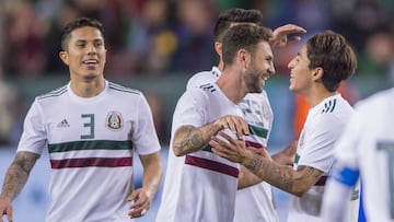 Carlos Salcedo, Miguél Layún y Omar Govea celebran el tercer gol de México 3-0 Islandia enel amistoso Fecha Fifa en el Levi's Stadium.