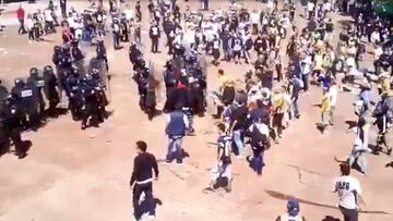 Desmanes en CU; aficionados de Pumas se enfrentan a granaderos