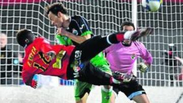 <b>DECISIVO. </b>Keita saltó a pocos minutos del final y supuso un revulsivo para el Mallorca. En esta acción remata de forma acrobática ante la oposición de Pinillos.