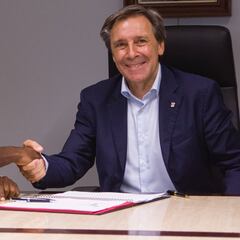 Alassan firma su primer contrato profesional