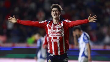 AME4955. PACHUCA (MÉXICO), 02/11/2025.- Armando González de Guadalajara celebra un gol este domingo, en un partido de la Liga MX entre Pachuca y Guadalajara en el estadio Hidalgo, en Pachuca (México). EFE / David Martínez Pelcastre